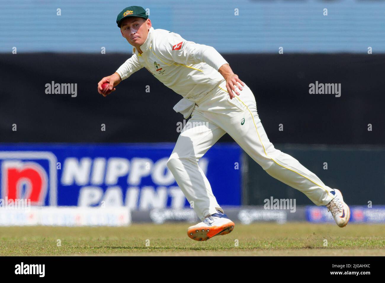 Fielding throwing hires stock photography and images Alamy