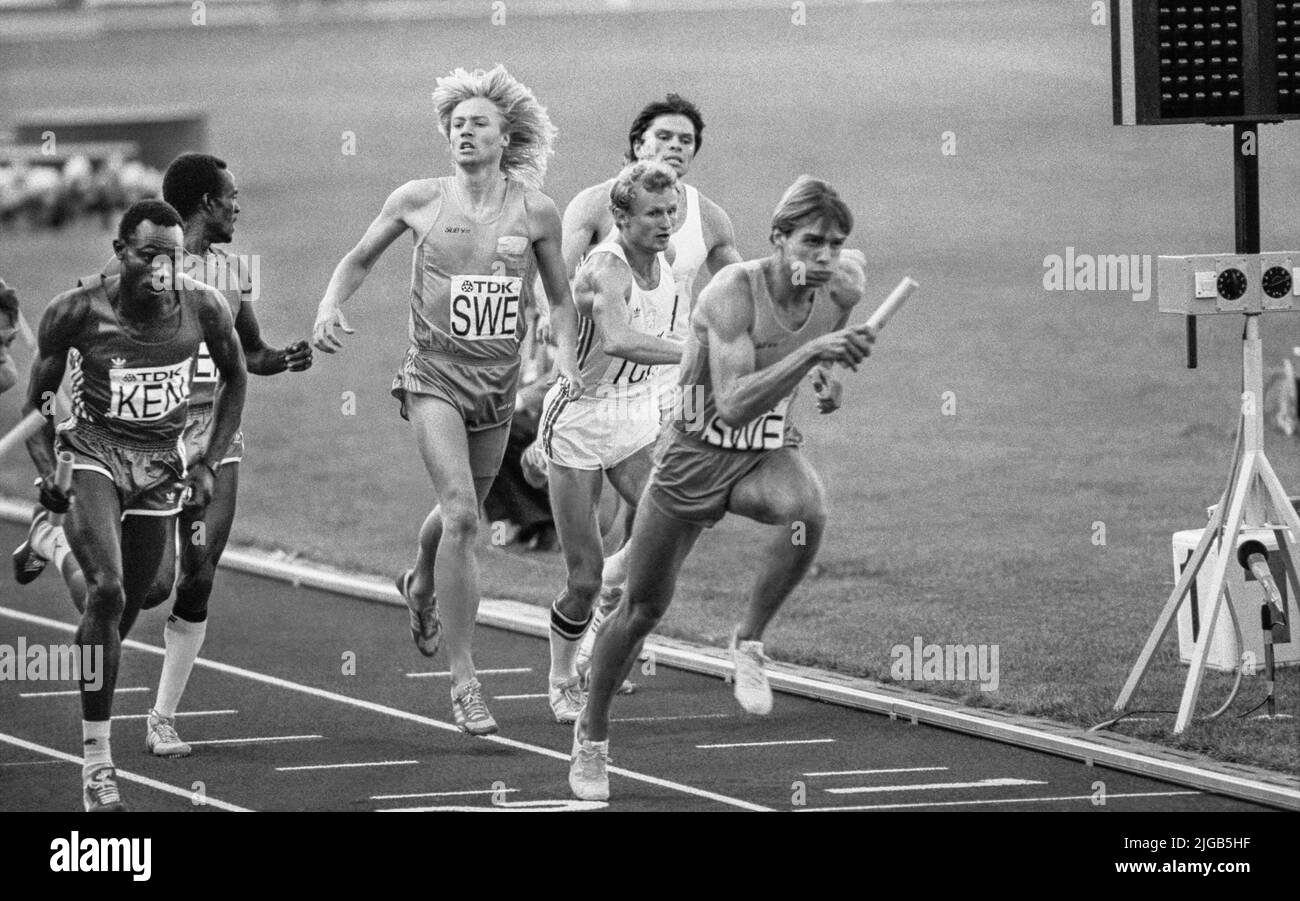 IAAF WORLD ATHLETIC CHAMPIONSHIP HELSINKI 1983 Swedish Erik Josjö changes to Sven Nylander during the 400m relay at the WC Stock Photo