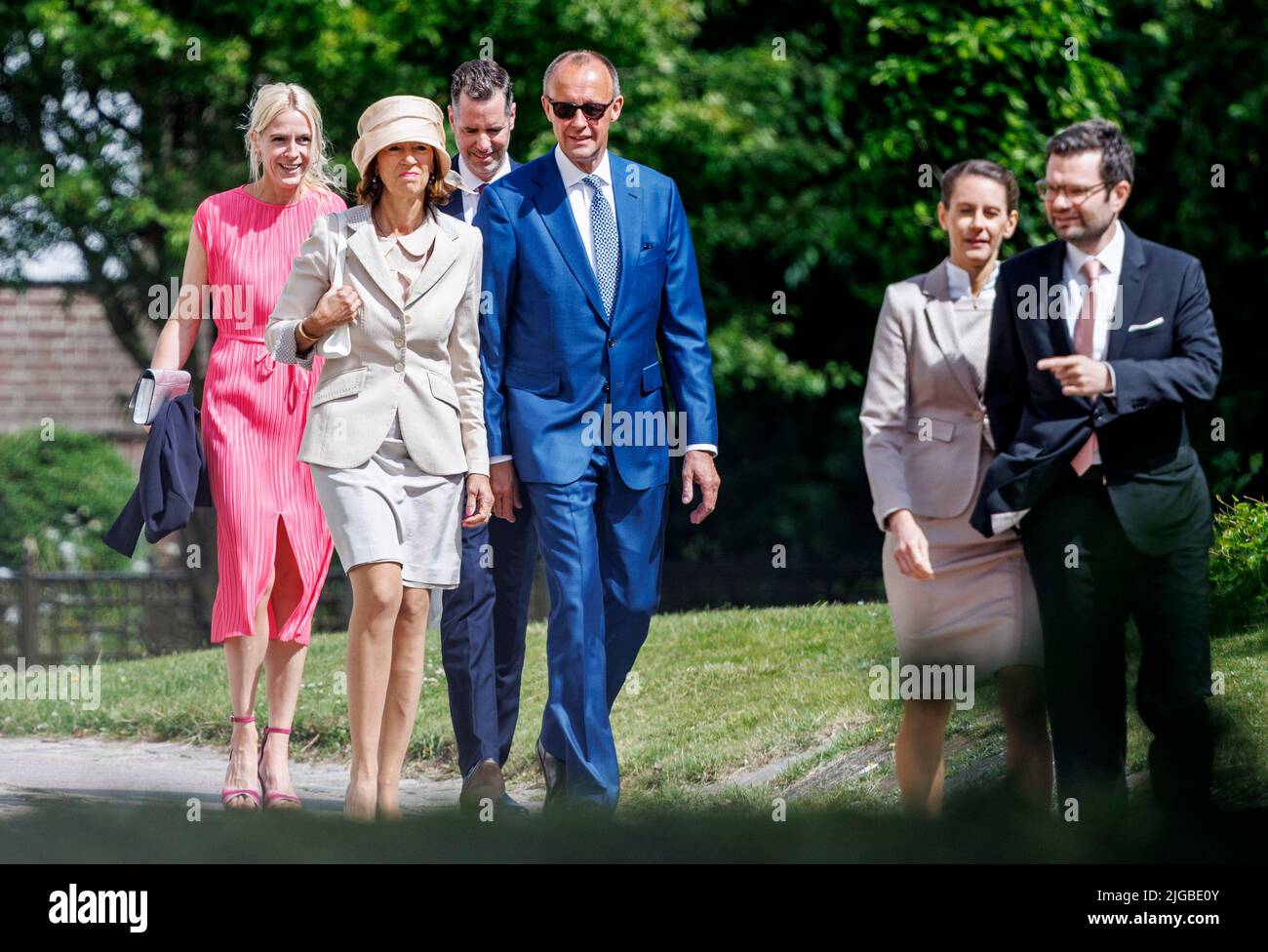 09 July 2022, Schleswig-Holstein, Keitum/Sylt: CDU Chairman Friedrich Merz (r) and his wife Charlotte arrive at St. Severin Church, where he and his wife are to be married. Lindner married his partner Lehfeldt in a civil ceremony on July 07, 2022 on the island of Sylt. Photo: Axel Heimken/dpa Stock Photo