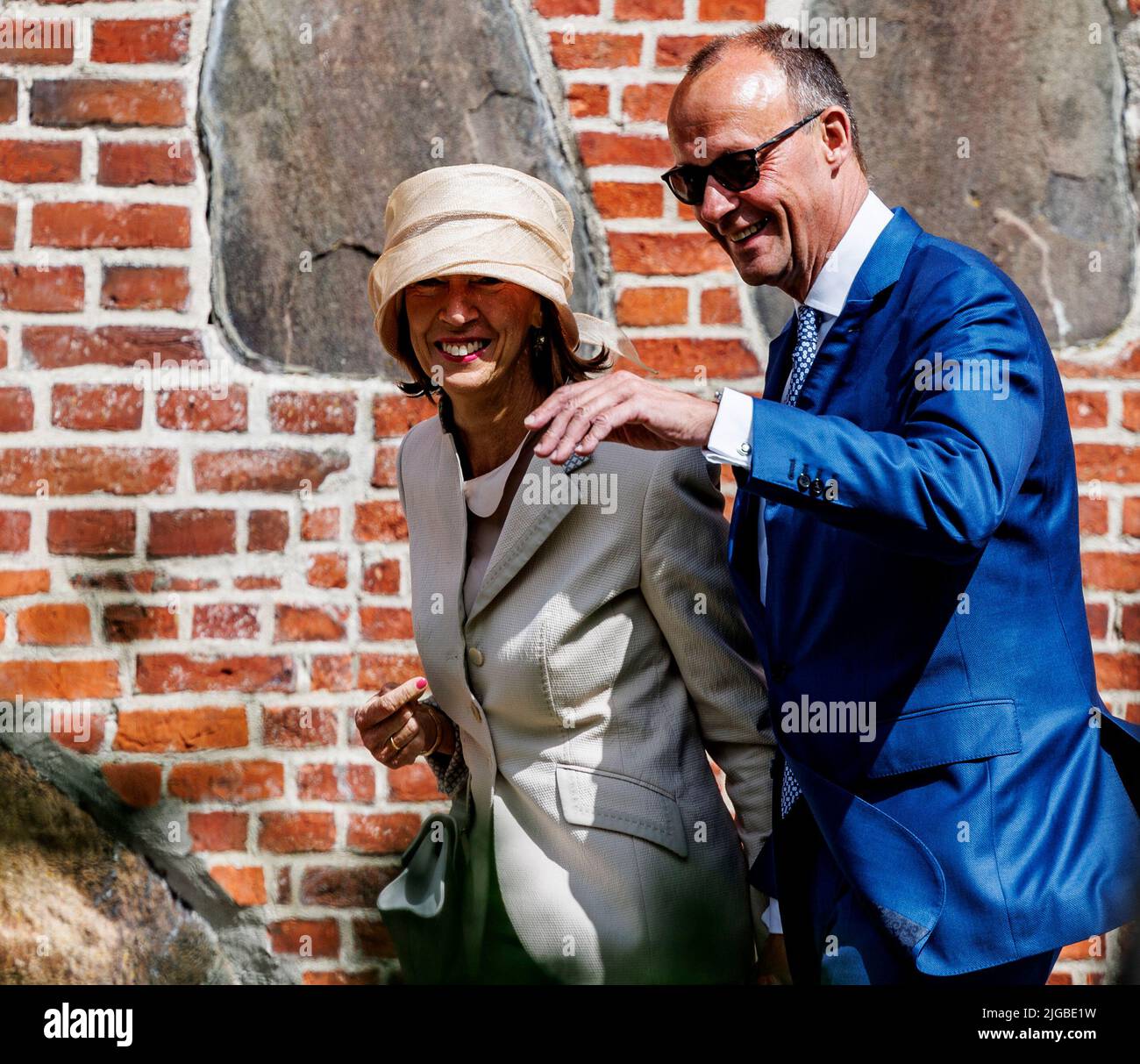 09 July 2022, Schleswig-Holstein, Keitum/Sylt: CDU Chairman Friedrich Merz (r) and his wife Charlotte arrive at St. Severin Church, where Federal Finance Minister Lindner and his wife are to be married. Lindner married his partner Lehfeldt in a civil ceremony on July 07, 2022 on the island of Sylt. Photo: Axel Heimken/dpa Stock Photo
