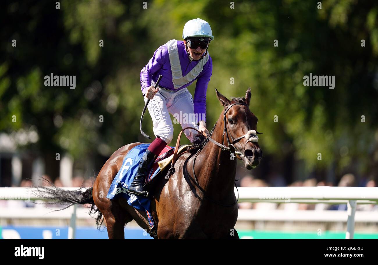 Alcohol Free ridden by jockey Rob Hornby win the Darley July Cup Stakes on Darley July Cup Day of the Moet and Chandon July Festival at Newmarket racecourse, Suffolk. Picture date: Saturday July 9, 2022. Stock Photo