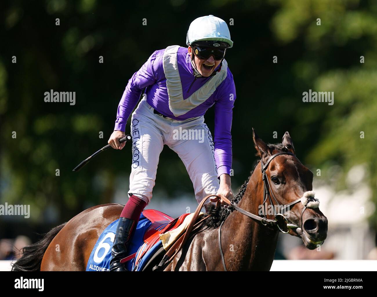 Alcohol Free ridden by jockey Rob Hornby win the Darley July Cup Stakes on Darley July Cup Day of the Moet and Chandon July Festival at Newmarket racecourse, Suffolk. Picture date: Saturday July 9, 2022. Stock Photo