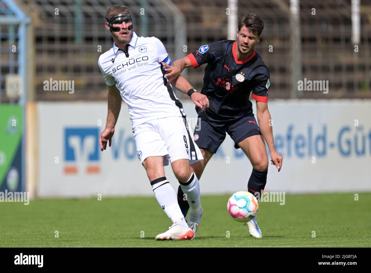 GUTERSLOH - (lr) Fabian Klos of Arminia Bielefeld, Marco van Ginkel of PSV Eindhoven during the friendly match between Arminia Bielefeld and PSV Eindhoven at the Heidewald Stadium on July 9, 2022 in GŸtersloh, Germany. ANP GERRIT VAN COLOGNE Stock Photo