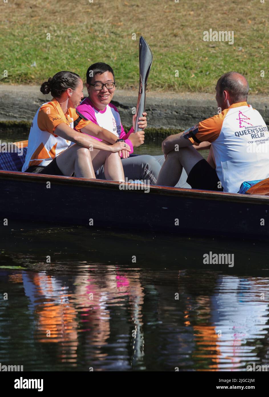 Cambridge, UK. 09th July, 2022. The Commonwealth Games Queen's Baton is carried by a Baton Bearer as it is punted along the river Cam arriving at Jesus Green in Cambridge. Credit: Chris Radburn/Alamy Live News Stock Photo