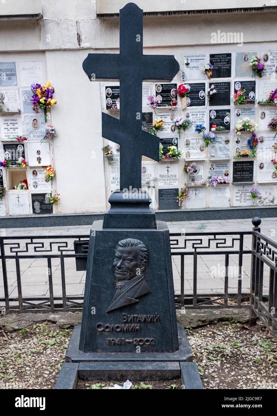 November 27, 2021, Moscow, Russia. Monument at the grave of Soviet actor Vitaly Solomin at the Vagankovsky cemetery in Moscow. Stock Photo