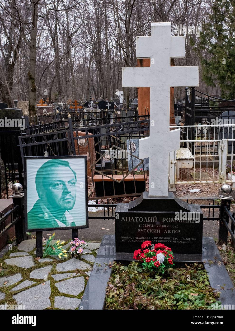 November 27, 2021, Moscow, Russia. Monument at the grave of Soviet actor Anatoly Romashin at the Vagankovsky cemetery in Moscow. Stock Photo