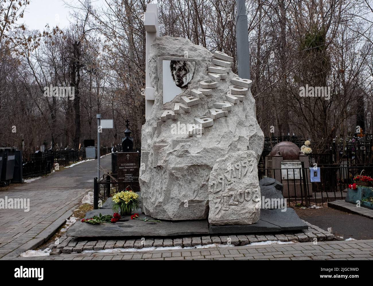 November 27, 2021, Moscow, Russia. Monument at the grave of actor Alexander Abdulov at the Vagankovsky cemetery in Moscow. Stock Photo