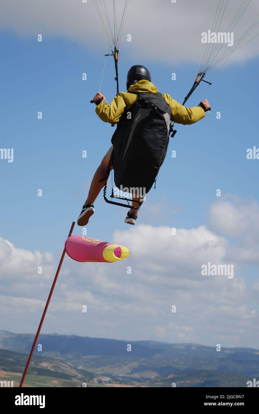 Eskişehir, Türkiye – June 26, 2022: The paraglider, who jumped from the C hill at the Aviation Festival held at the Turkish Aeronautical Association ( Stock Photo