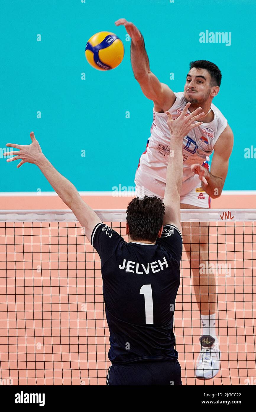 Gdansk, Poland. 09th July, 2022. Jelveh Ghaziani Mahdi (L) of Iran and Miran Kujundzic (R) of Serbia during the 2022 men's FIVB Volleyball Nations League match between Iran and Serbia in Gdansk, Poland, 09 July 2022. Credit: PAP/Alamy Live News Stock Photo