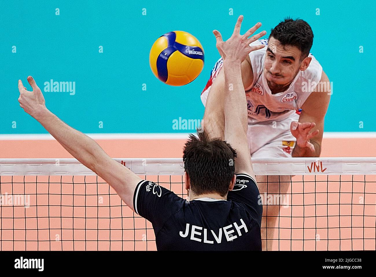 Gdansk, Poland. 09th July, 2022. Jelveh Ghaziani Mahdi (L) of Iran and Miran Kujundzic (R) of Serbia during the 2022 men's FIVB Volleyball Nations League match between Iran and Serbia in Gdansk, Poland, 09 July 2022. Credit: PAP/Alamy Live News Stock Photo