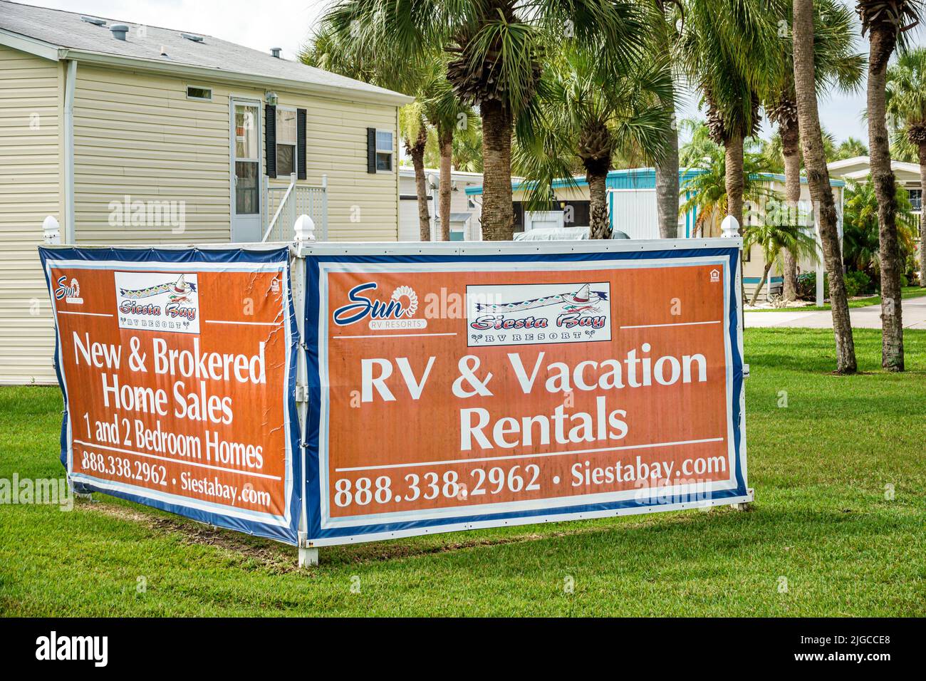 Fort Ft. Myers Florida,Siesta Bay RV Resort sign new brokered home sales 1 2 bedroom vacation rentals trailer park prefab prefabricated Stock Photo