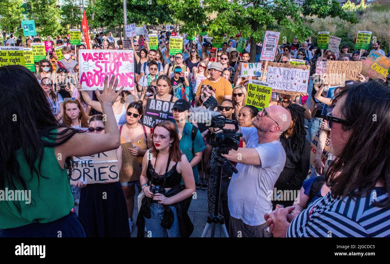US Embassy, London, UK. 9th July, 2022. Protesters arrive for a rally at the US Embassy in Central London in solidarity with Americam women and against the ruling of the Supreme Court. Picture Credit: ernesto rogata/Alamy Live News Stock Photo
