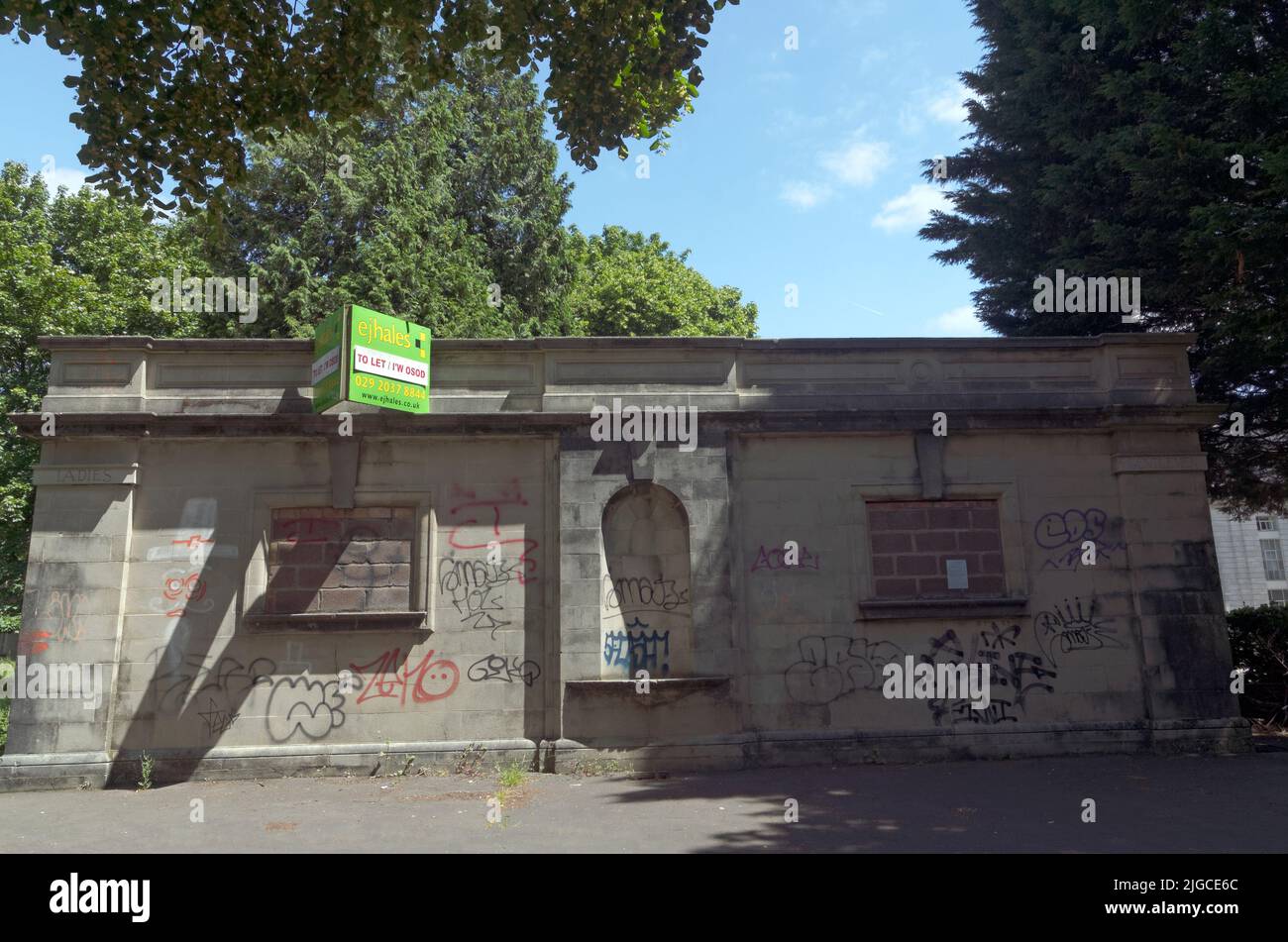 Toilet To Let. Funny signage, Cardiff centre Stock Photo - Alamy