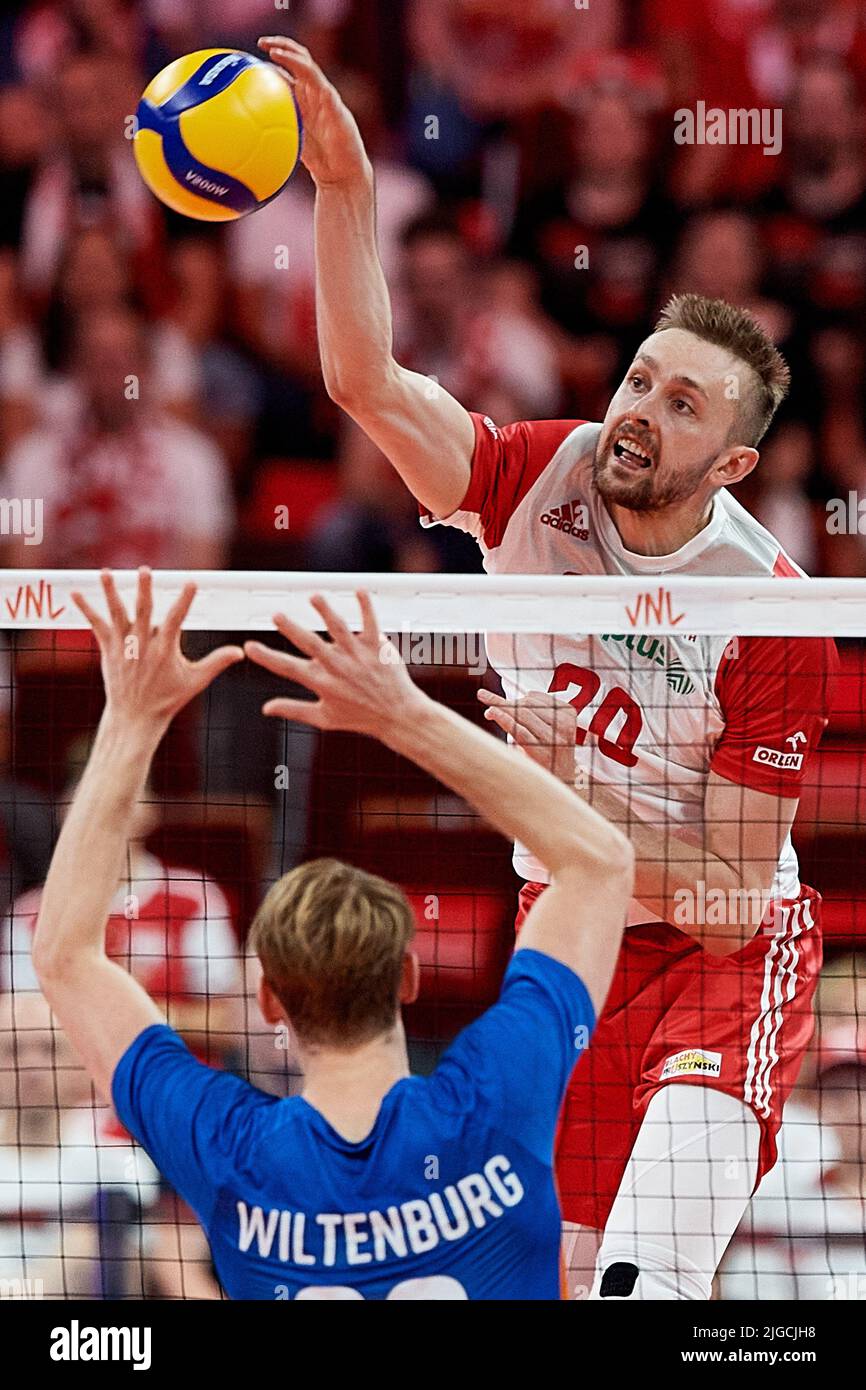 Gdansk, Poland. 09th July, 2022. Mateusz Bieniek (R) of Poland and Twan Wittenburg (L) of the Netherlands during the 2022 men's FIVB Volleyball Nations League match between Poland and the Netherlands in Gdansk, Poland, 09 July 2022. Credit: PAP/Alamy Live News Stock Photo