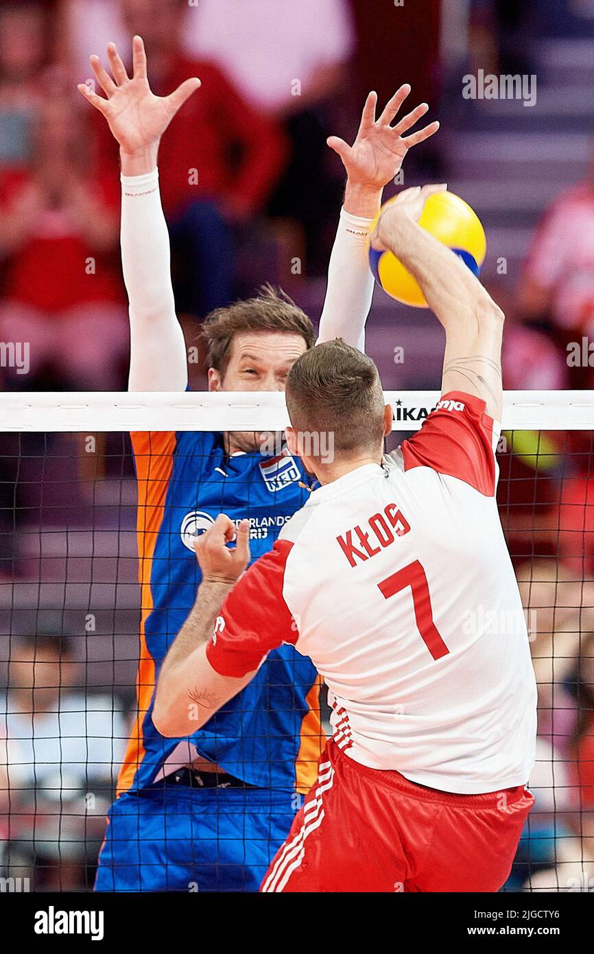 Karol Klos (R) of Poland and Maarten Van Garderen (L) of the Netherlands during the 2022 men's FIVB Volleyball Nations League match between Poland and the Netherlands in Gdansk, Poland, 09 July 2022. Stock Photo
