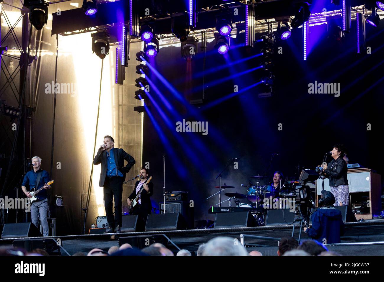 Edinburgh, UK. 09th July, 2022. Deacon Blue Perform at Edinburgh Castle on Saturday 9th July 2022 Ricky Ross - lead vocals, piano James Prime - keyboards, piano Lorraine McIntosh - backing and lead vocals, percussion Dougie Vipond - drums, percussion Gregor Philp - guitar Lewis Gordon - bass Picture Credit: Alan Rennie/Alamy Live News Stock Photo