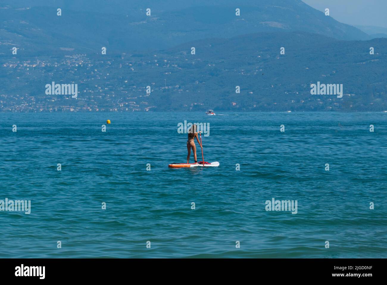 Frau stehend landschaft hires stock photography and images Alamy