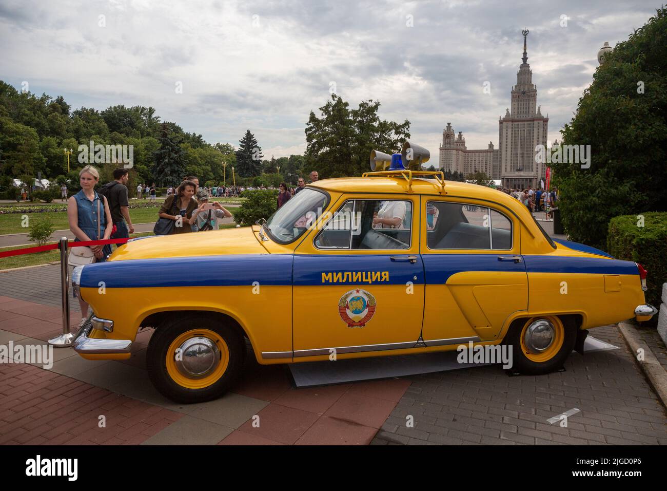 Moscow, Russia. 9th of July, 2022. A GAZ-21 Volga soviet car issued for a needs of a traffic police is on display during a classic car festival on Moscow's Sparrow Hills on Moscow Transport Day, Russia. Nikolay Vinokurov/Alamy Live News Stock Photo