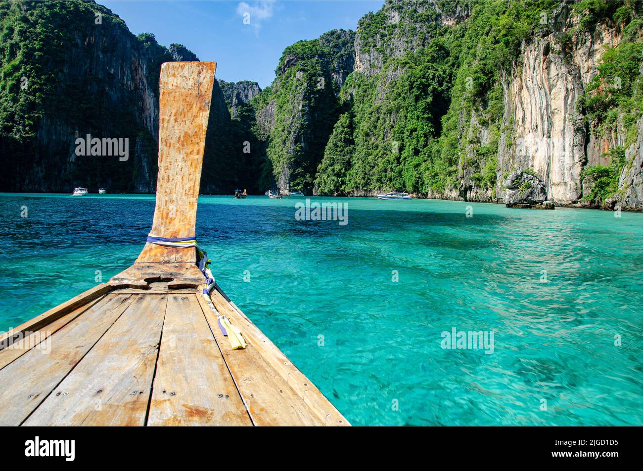 Llegando en bote a la isla de Maya Bay cercano a Phi Phi, Tailandia. Stock Photo