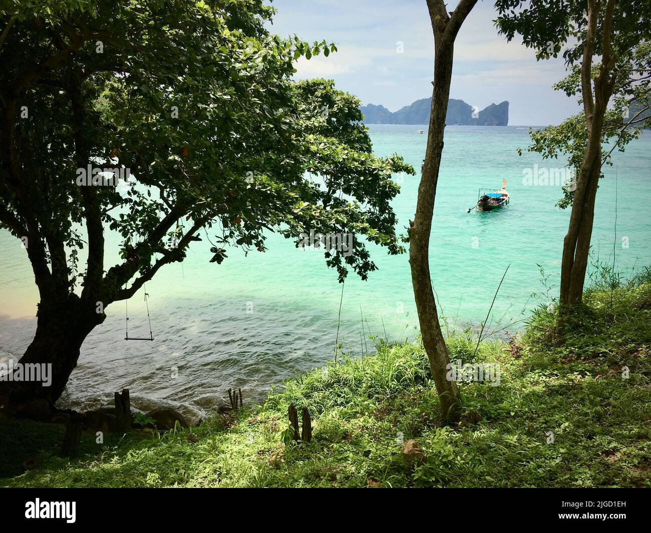 Playa de aguas turquesas en la costa de la isla de Phi Phi en Tailandia. Stock Photo