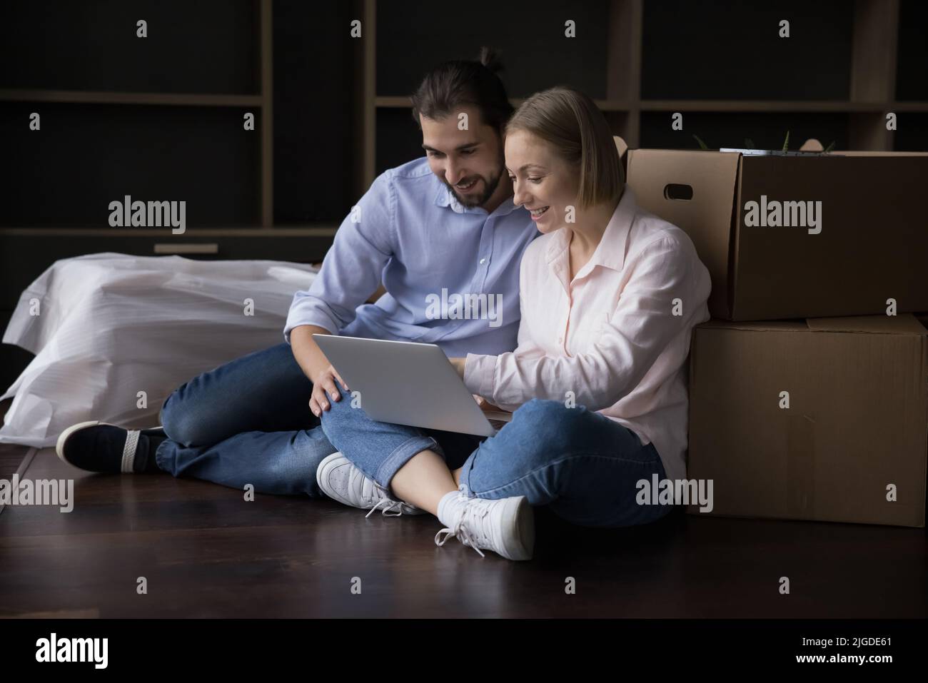 Family laptop and real people hi-res stock photography and images - Alamy