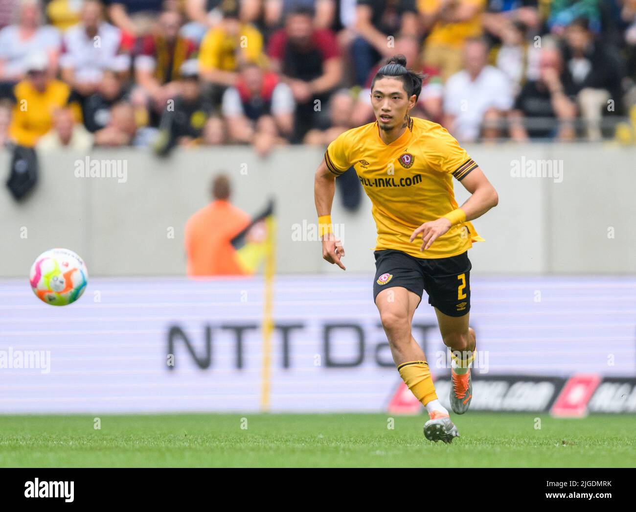 Dresden, Germany. 23rd July, 2022. Soccer: 3rd league, SG Dynamo Dresden - TSV  1860 Munich, Matchday 1, Rudolf Harbig Stadium. Dynamo's Kyu-hyun Park (l)  against Munich's Albion Vrenezi. Credit: Robert Michael/dpa/Alamy Live