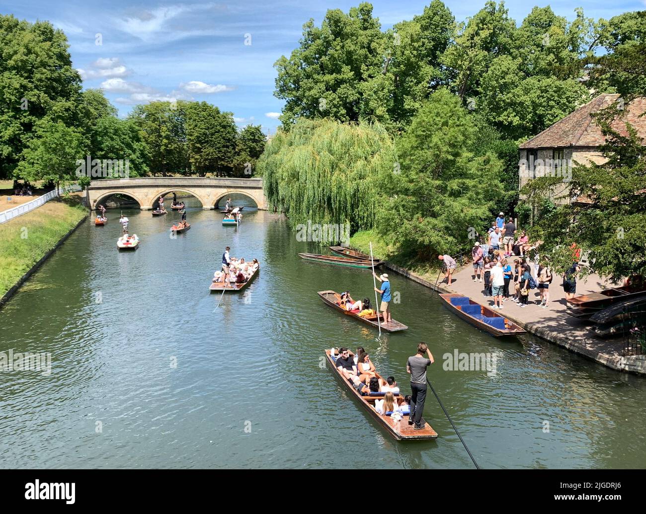 Cambridge, UK 10th July 2022. Tourists enjoy the hot weather punting on the River Cam in Cambridge. Credit: Headlinephoto/Alamy Live News. Stock Photo