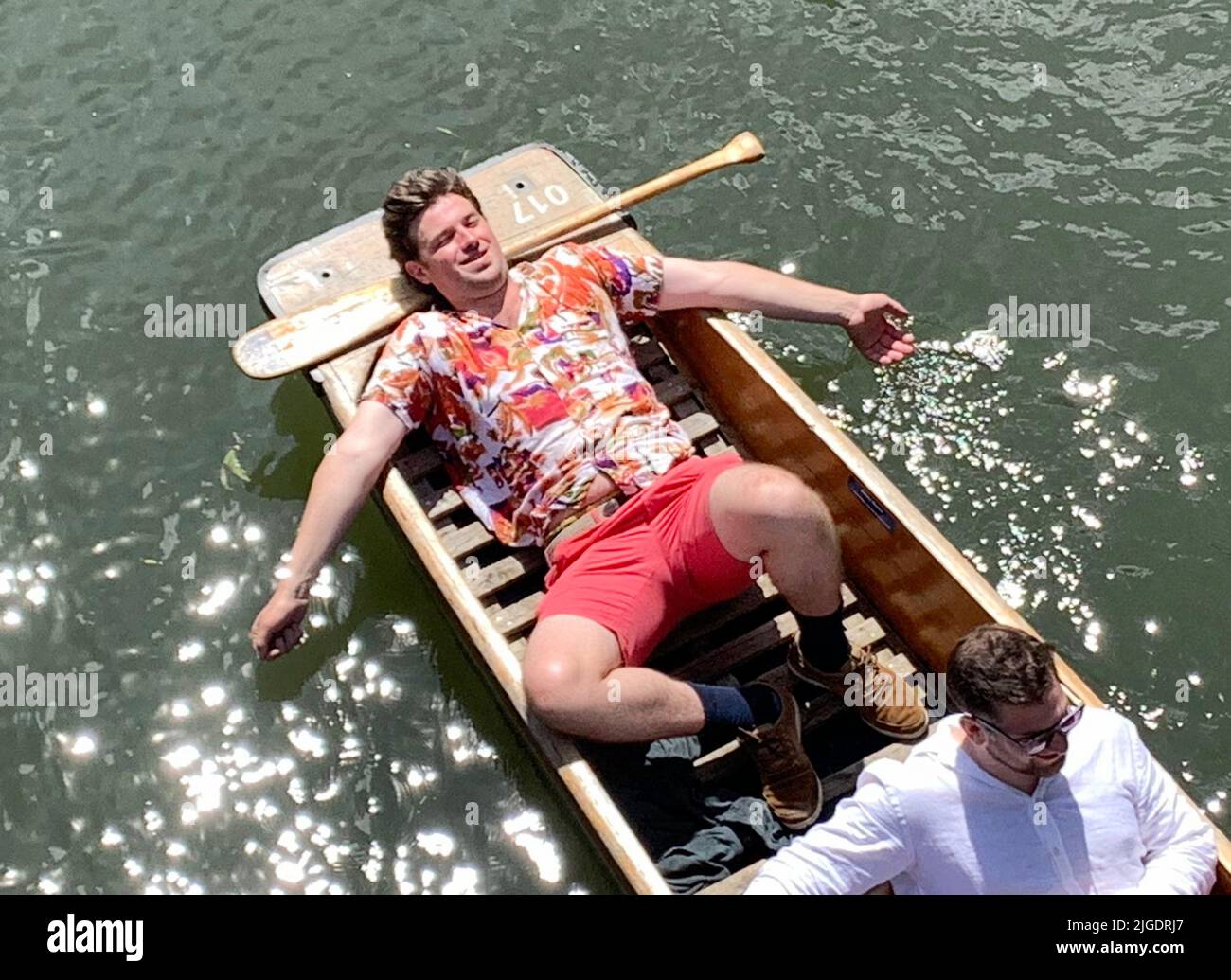 Cambridge, UK 10th July 2022. Tourists enjoy the hot weather punting on the River Cam in Cambridge. Credit: Headlinephoto/Alamy Live News. Stock Photo