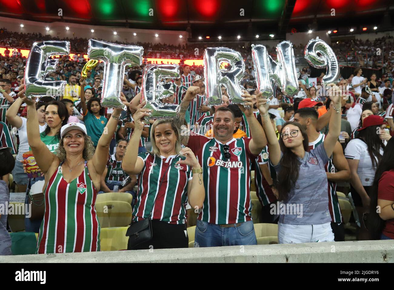 RIO DE JANEIRO-RJ, , 09.07.2022 - Torcedores do Fluminense, prestam homenagem ao jogador Fred, em sua última partida como jogador profissional, momentos antes da partida entre Fluminense e Ceará, pela 16ª rodada do Campeonato Brasileiro Série A 2022, no Estádio do Maracanã, neste sábado 09. Foto: Daniel Castelo Branco/DiaEsportivo/Pressinphoto Stock Photo