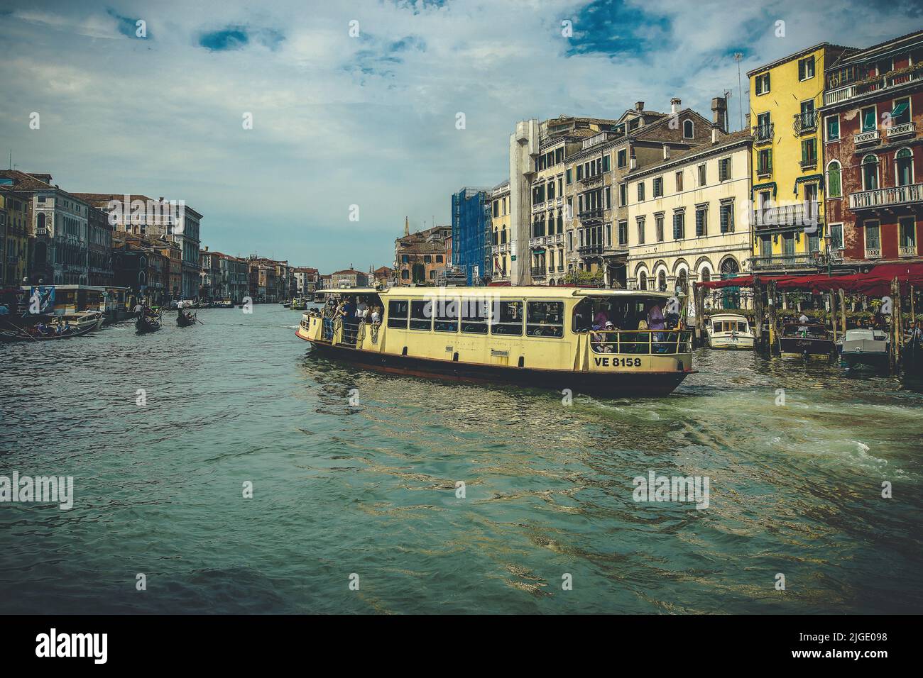Traffic Jam at rialto bridge in Venice Stock Photo - Alamy
