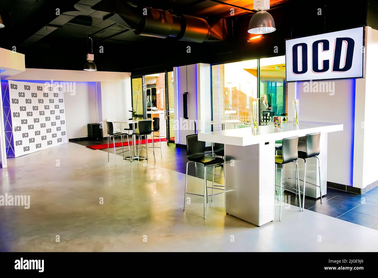 Middle Bar An interior of modern stylish cocktail bar Stock Photo - Alamy