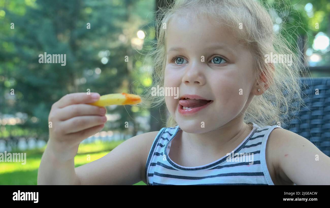 Girl child eating chips hires stock photography and images Alamy