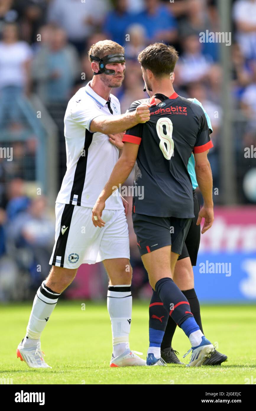 GUTERSLOH - Unfriendliness between Fabian Klos of Arminia Bielefeld and Marco van Ginkel of PSV Eindhoven during the friendly match between Arminia Bielefeld and PSV Eindhoven at the Heidewald Stadium on July 9, 2022 in GŸtersloh, Germany. ANP GERRIT VAN COLOGNE Stock Photo