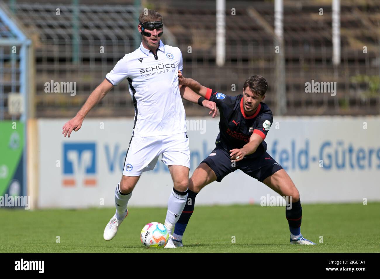 GUTERSLOH - (lr) Fabian Klos of Arminia Bielefeld, Marco van Ginkel of PSV Eindhoven during the friendly match between Arminia Bielefeld and PSV Eindhoven at the Heidewald Stadium on July 9, 2022 in GŸtersloh, Germany. ANP GERRIT VAN COLOGNE Stock Photo