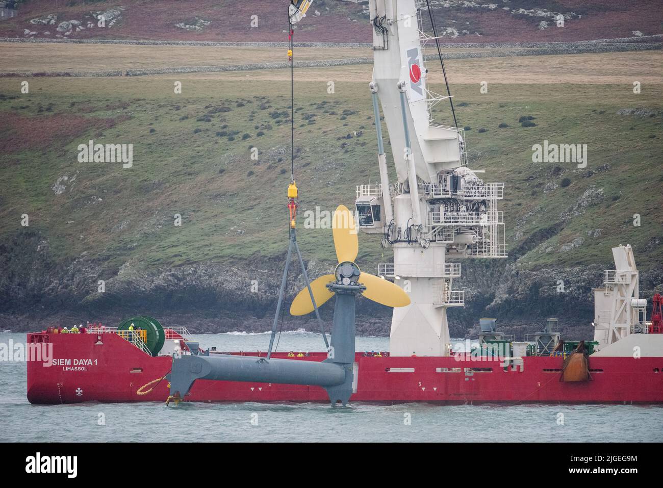 Dynamic positioning vessel Siem Daya 1 deploying tidal energy turbine in Ramsey Sound, West Wales 30.12.15 Stock Photo