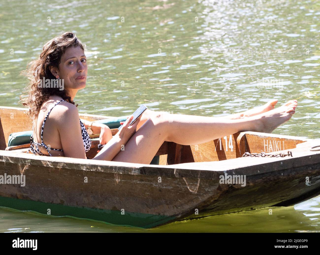Cambridge, UK 10th July 2022. Tourists enjoy the hot Sunday weather punting on the River Cam in Cambridge. Credit: Headlinephoto/Alamy Live News. Stock Photo