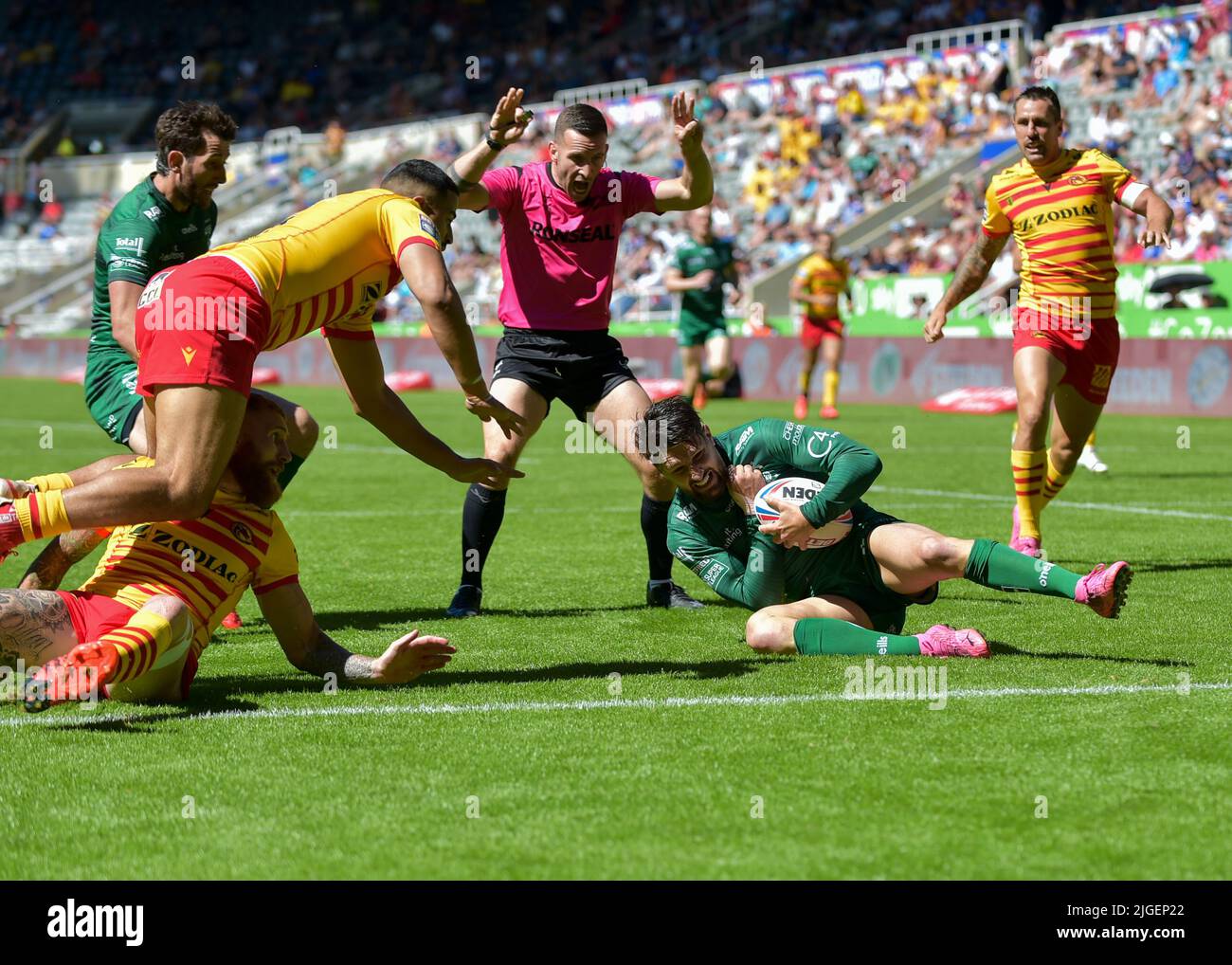 Newcastle, UK. 10th July, 2022. Gareth Widdop of Warrington Wolves holds his arm as his scores a try Catalans Dragons V Warrington Wolves Event: Magic Weekend 2022 Venue: St James Park, Newcastle, UK Date: 10th July 2022 Credit: Craig Cresswell/Alamy Live News Stock Photo