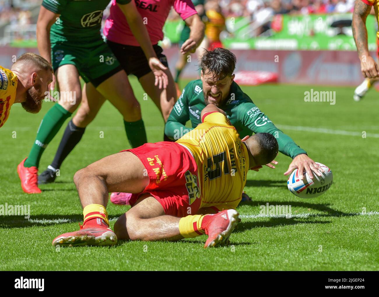 Newcastle, UK. 10th July, 2022. Gareth Widdop of Warrington Wolves scores a try Catalans Dragons V Warrington Wolves Event: Magic Weekend 2022 Venue: St James Park, Newcastle, UK Date: 10th July 2022 Credit: Craig Cresswell/Alamy Live News Stock Photo