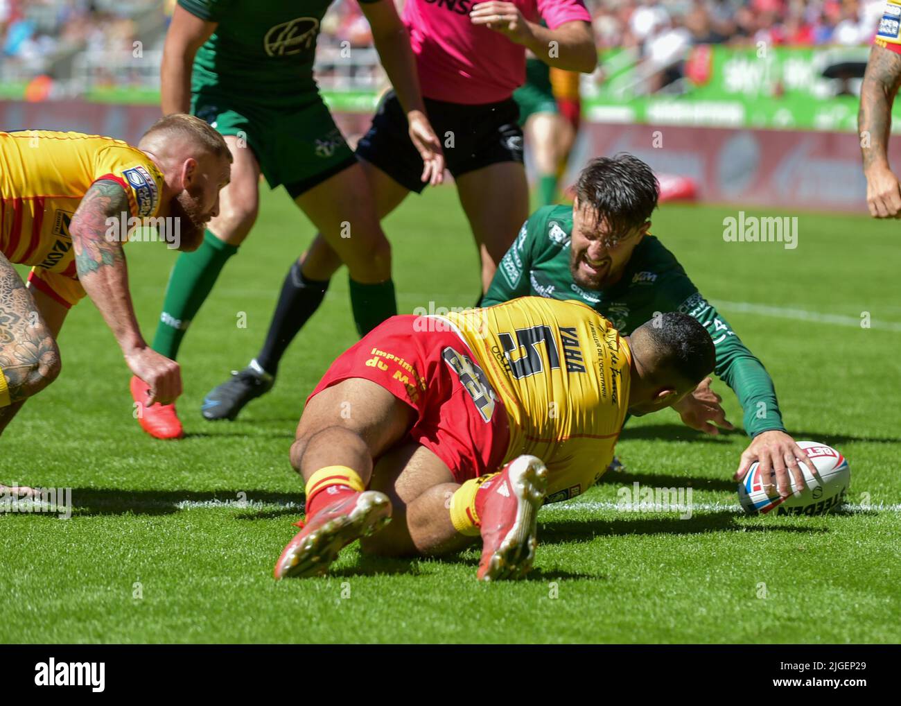 Newcastle, UK. 10th July, 2022. Gareth Widdop of Warrington Wolves scores a try Catalans Dragons V Warrington Wolves Event: Magic Weekend 2022 Venue: St James Park, Newcastle, UK Date: 10th July 2022 Credit: Craig Cresswell/Alamy Live News Stock Photo