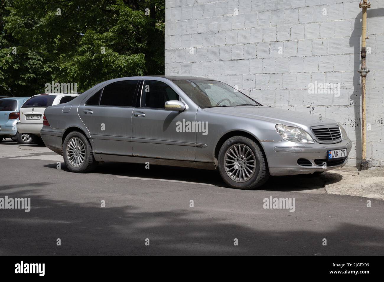 CHISINAU, MOLDOVA-MAY 30, 2022: 1998 Mercedes-Benz S-Class (W220), fourth generation Stock Photo