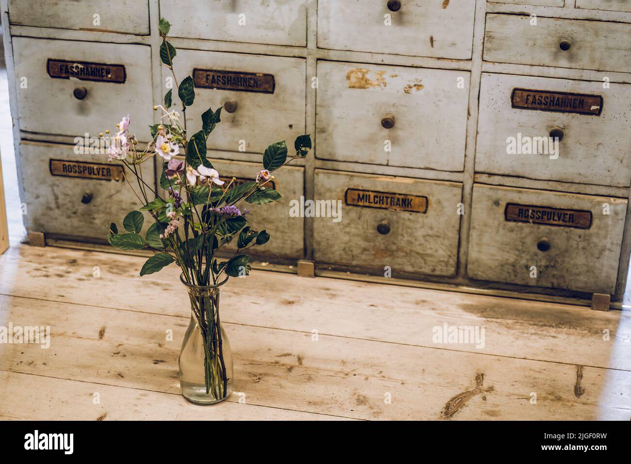 Alter Medizinschrank Stock Photo