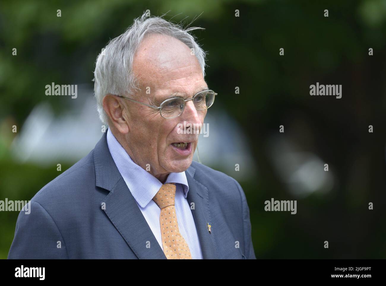 Peter Bone MP (Con: Wellingborough) on College Green, Westminster, on the day before the resignation of Prime Minister Boris Johnson - 6th July 2022 Stock Photo
