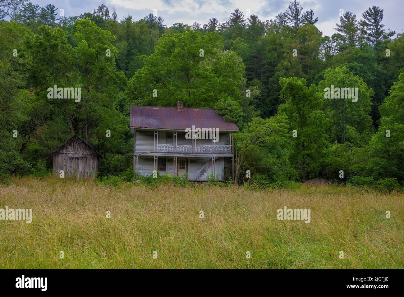 An old abandoned farm house seen from a country road in rural North Carolina, USA. Stock Photo