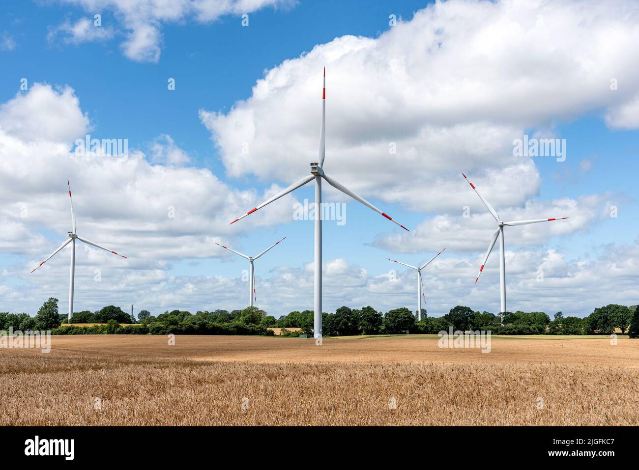 Windkrafttürme in Schleswig-Holstein, Deutschland Stock Photo