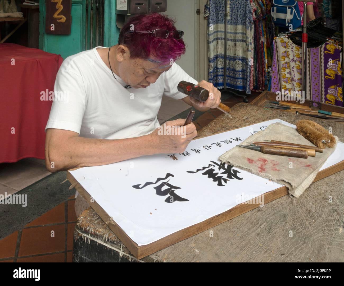 Chinese artisan at work at the Yong Gallery, Republic of Singapore Stock Photo