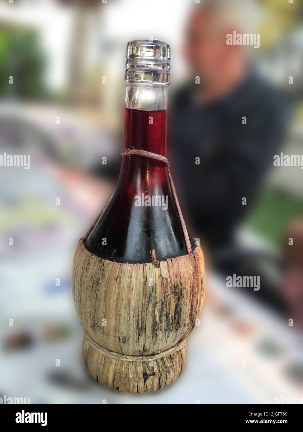 Rotwein, Roter Landwein in einer Korbflasche Stock Photo