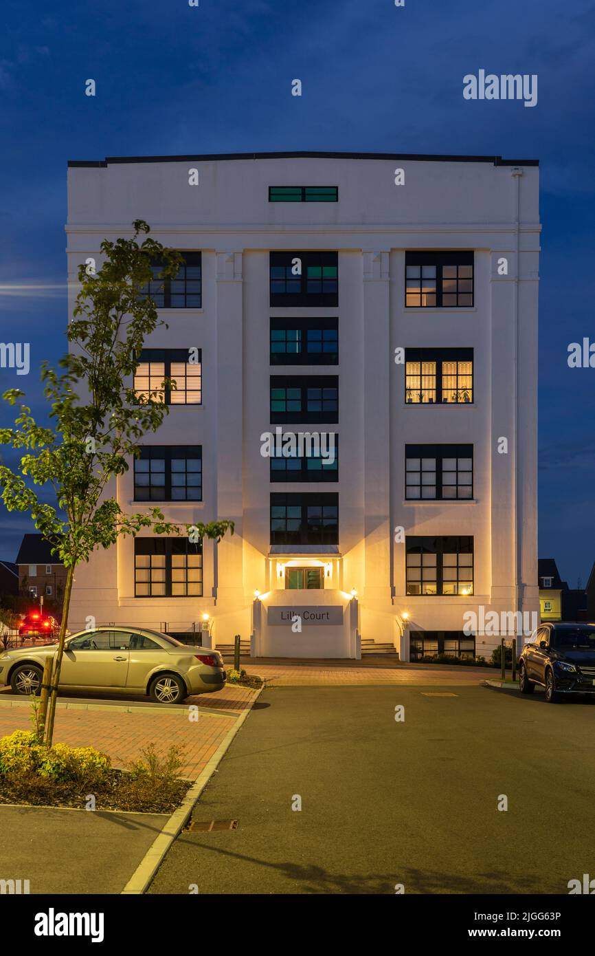 The iconic white building (Lilly Court) at dusk in Chapel Gate, formerly the Eli Lilly factory, with classic art deco architecture. Basingstoke, UK Stock Photo