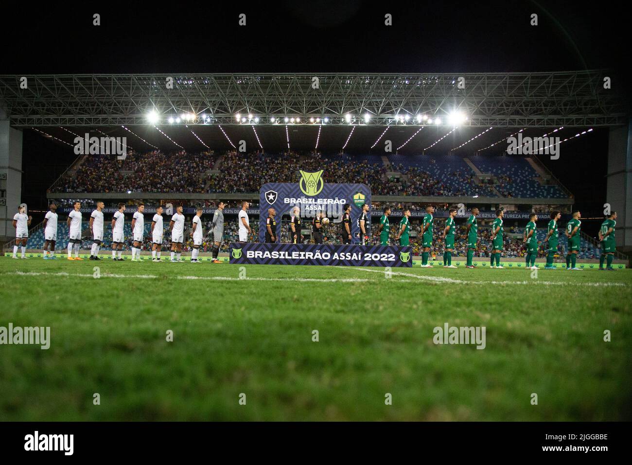 Cuiaba, Brazil. 10th July, 2022. MT - Cuiaba - 07/10/2022 - BRAZILIAN A 2022, CUIABA X BOTAFOGO - Players from Cuiaba and Botafogo pose for photos next to the referee before the match at the Arena Pantanal stadium for the Brazilian championship A 2022. Photo: Gil Gomes/AGIF/Sipa USA Credit: Sipa USA/Alamy Live News Stock Photo