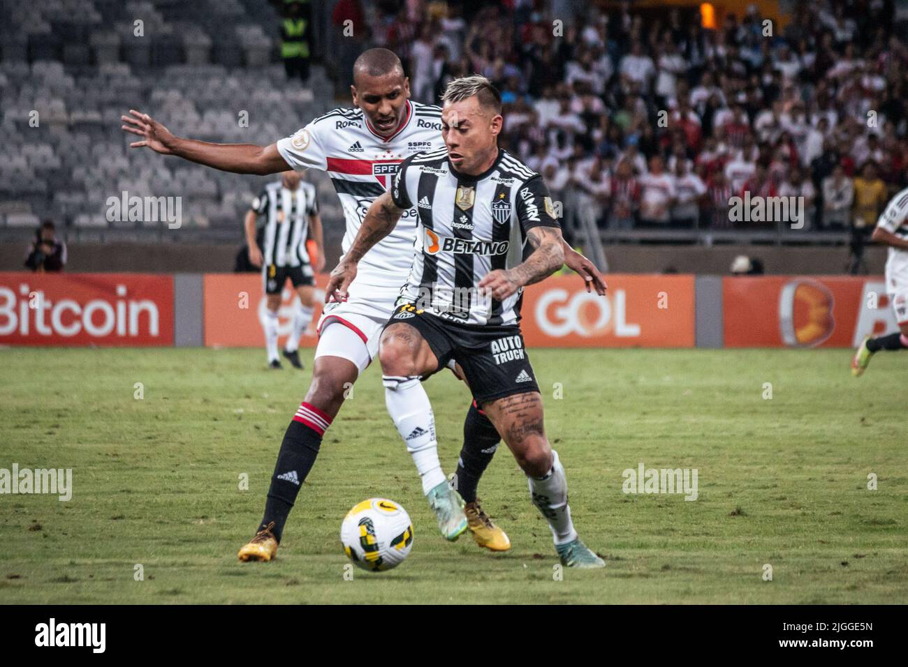 Belo Horizonte, Brazil. 16th July, 2023. Former players Reinaldo and  Ronaldinho Gaucho of Atletico Mineiro before the Friendly Match Atletico  Mineiro Legends, at Arena MRV, in Belo Horizonte on July 16. Photo: