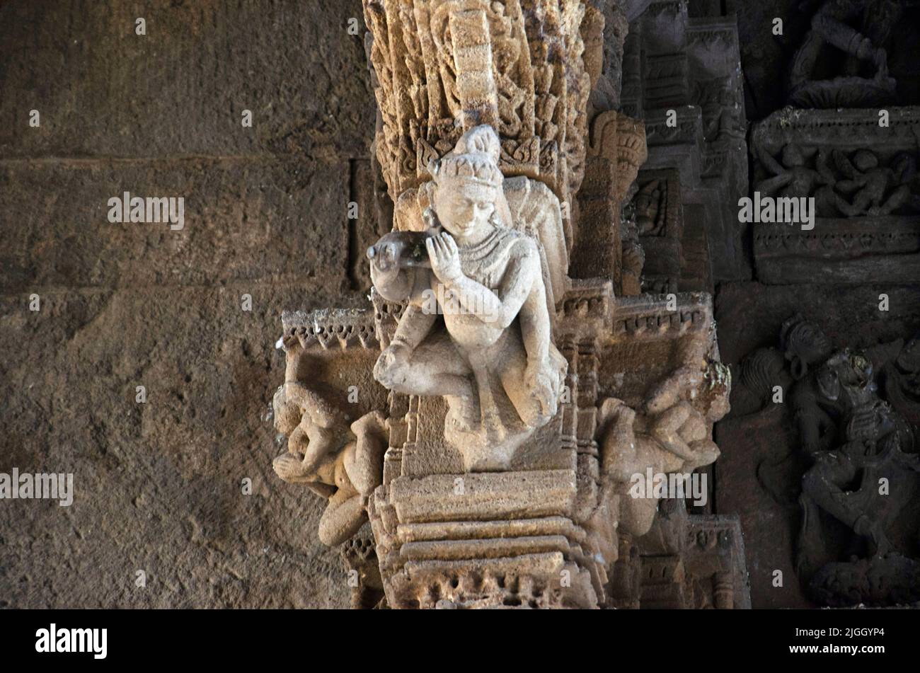 Carved idols on the Vadodari Gate, also known as the western gate, located in Dabhoi, Gujarat, India Stock Photo